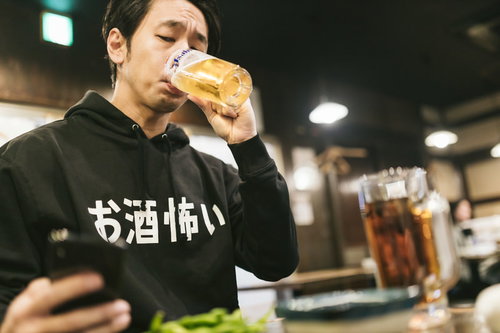 炎上していくらお酒を飲んでも気がかりな男性