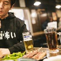 ヤニカスと呼ばれたフリー素材モデルと忘年会の居酒屋シーンの写真