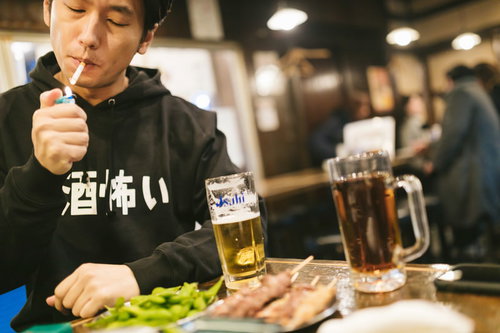 ヤニカスと呼ばれたフリー素材モデルと忘年会の居酒屋シーン