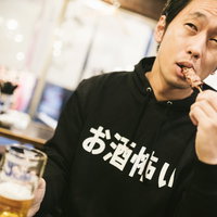 「お酒怖い」Tシャツでビールと焼き鳥を楽しむ男性の写真