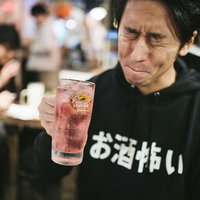 チューハイぷはーと乾杯する男性の写真