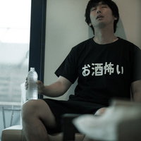 思い出したくない記憶がよみがえってきた男性の二日酔いの写真