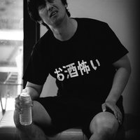 二日酔いで飲み物が手放せない男性の水分補給の写真