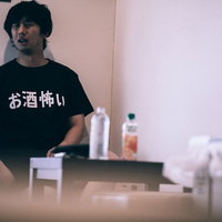 二日酔いの間にものすごい件数の着信がある男性の写真