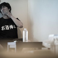 うわっ...私の息、酒臭すぎ...？の写真