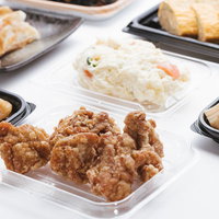 スーパーで買った唐揚げとポテサラなどの惣菜を食卓に並べてみたの写真