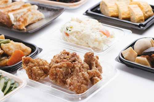 スーパーで買った唐揚げとポテサラなどの惣菜を食卓に並べてみた