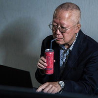 ピンモン飲んで残業がんばる高齢者の写真