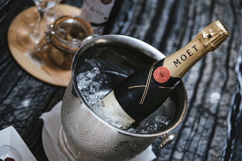 シャンパンクーラーに入ったモエシャンとワイングラス