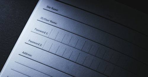 未記入のパスワード管理帳と暗号化セキュリティ