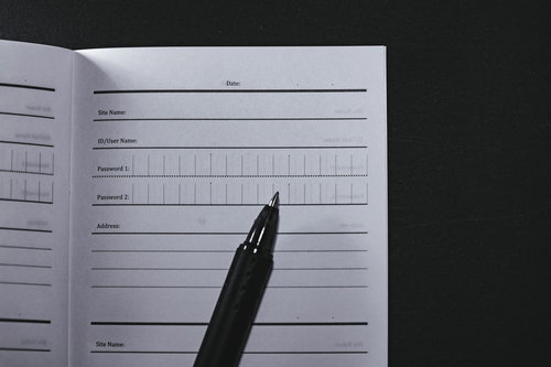 ノートにペンでパスワードを手書きして管理する