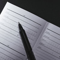 パスワード管理帳をペンで記入する手元の写真