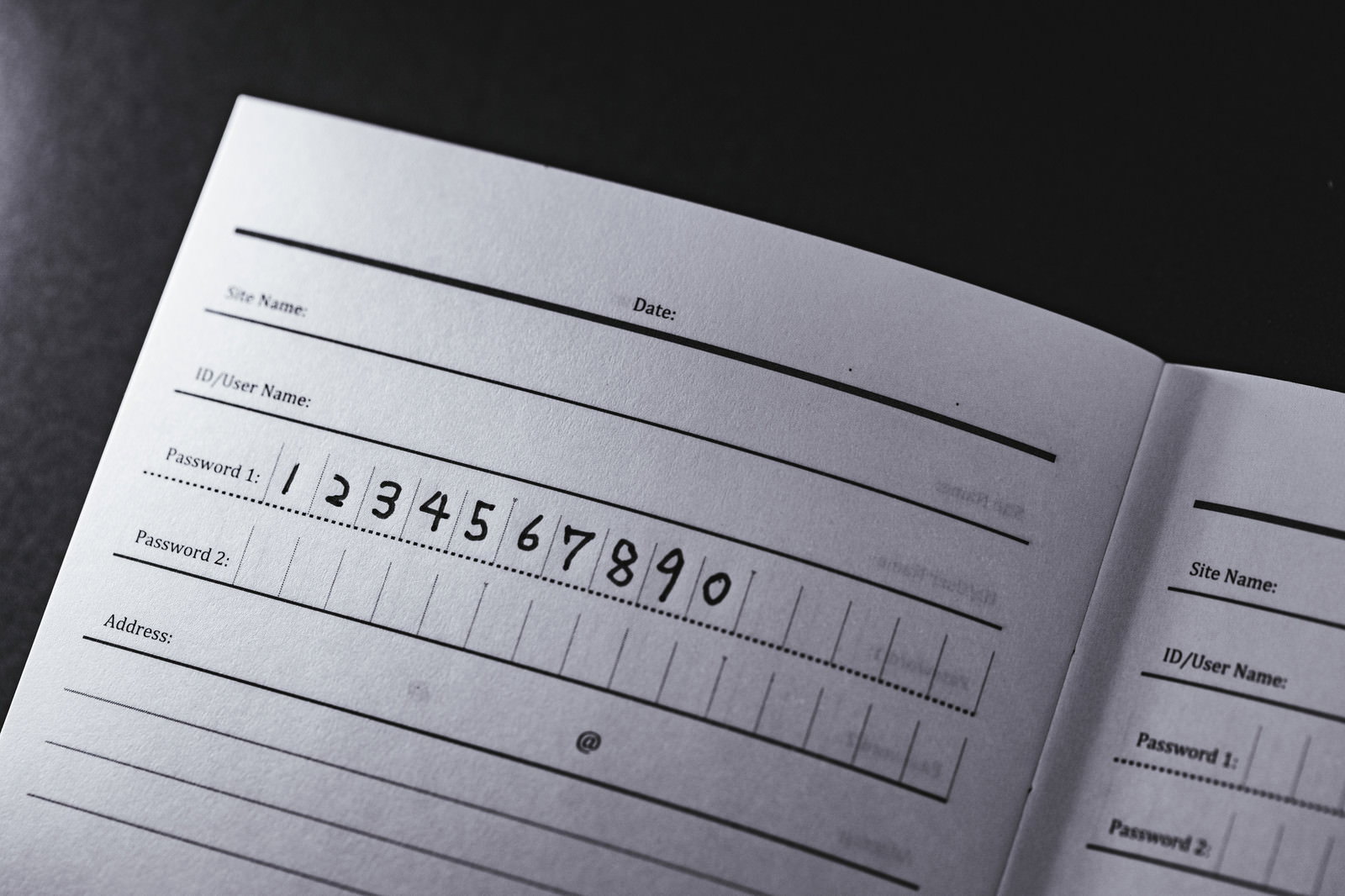 白い紙に印刷された「1234567890」の数字列