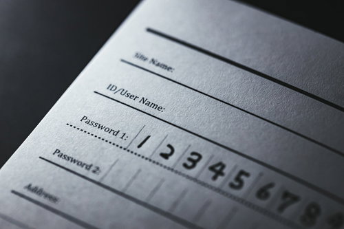 解読しやすい脆弱なパスワードが記載された用紙