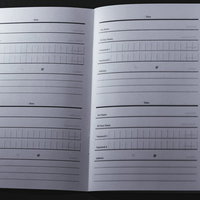 見開きのパスワード管理帳でセキュリティ対策の写真