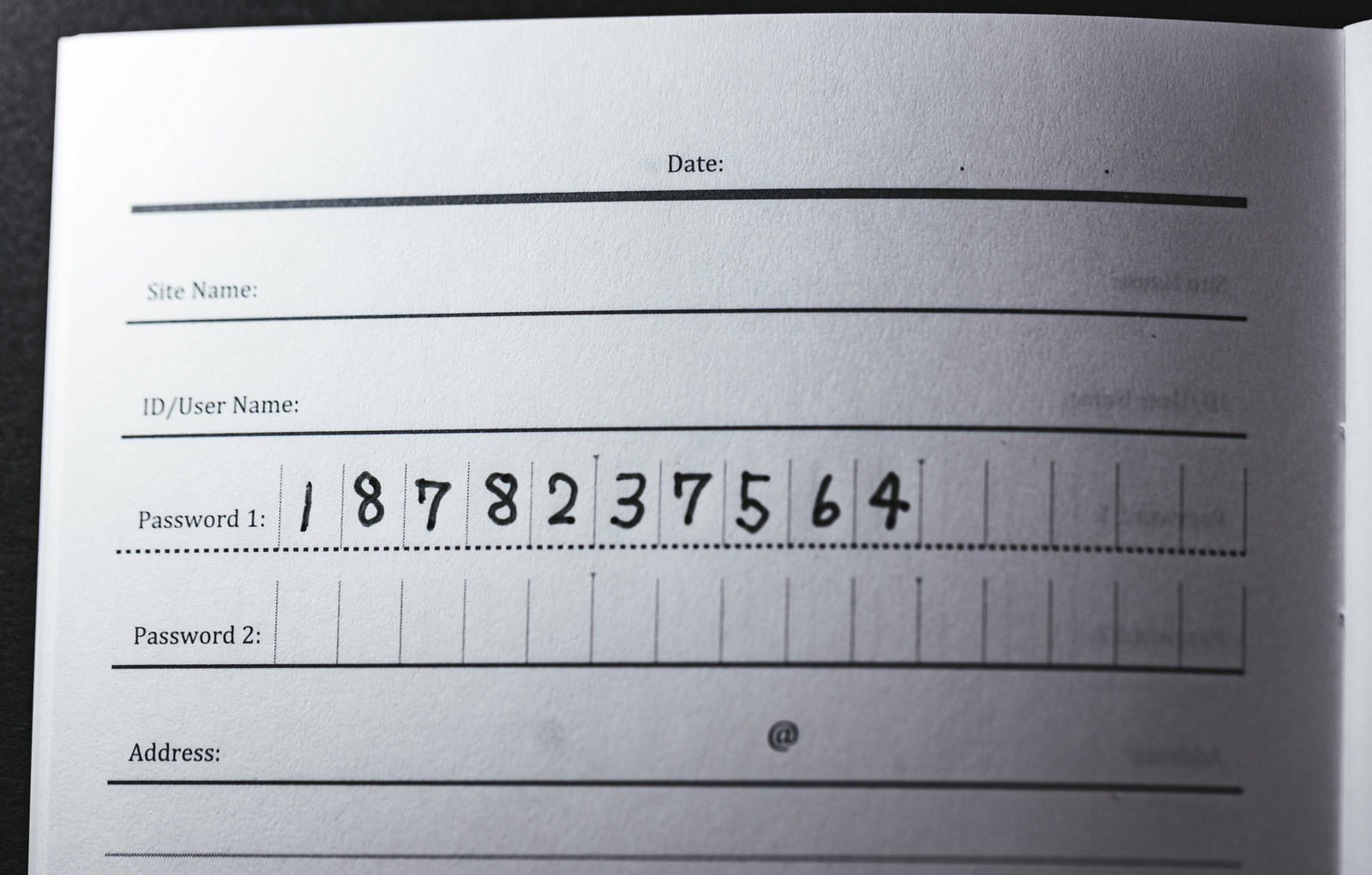 ノートの罫線上に手書きで「1878237564」と記された数字列