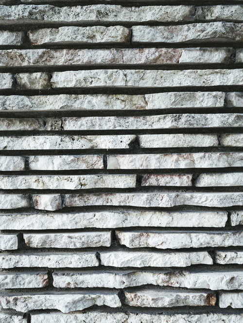 細長に切れ目が入ったグレーの石のタイル