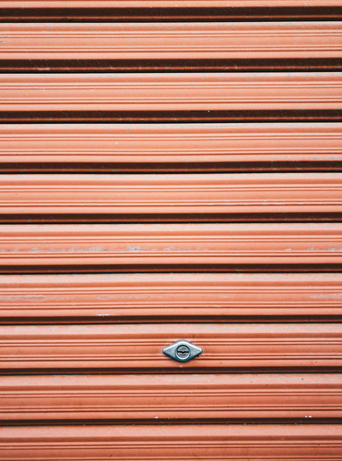 赤茶色の金属シャッターの横縞テクスチャー