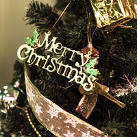 Merry Christmas Treeのメッセージが飾られたクリスマスツリーの写真