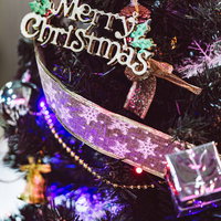 紫色の光でライトアップされたクリスマスツリーの電飾の写真