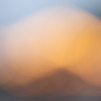 ぼんやりしたオレンジ色の光のボケ味と丸ボケの写真