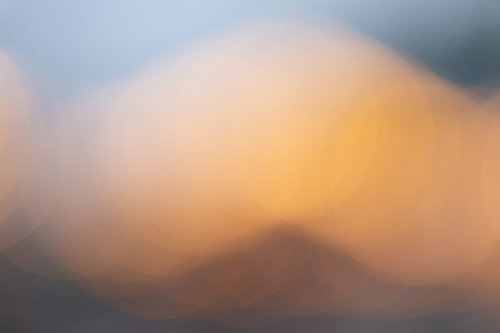 ぼんやりしたオレンジ色の光のボケ味と丸ボケ