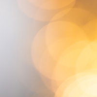 暖色のオレンジ色ライトアップによる光ボケの写真