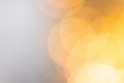 暖色のオレンジ色ライトアップによる光ボケ