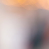 暗がりに広がるオレンジ色の光とボケ味のグラデーションの写真