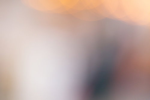 暗がりに広がるオレンジ色の光とボケ味のグラデーション