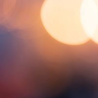 暗い中に浮かぶ丸ボケの光（テクスチャー）の写真