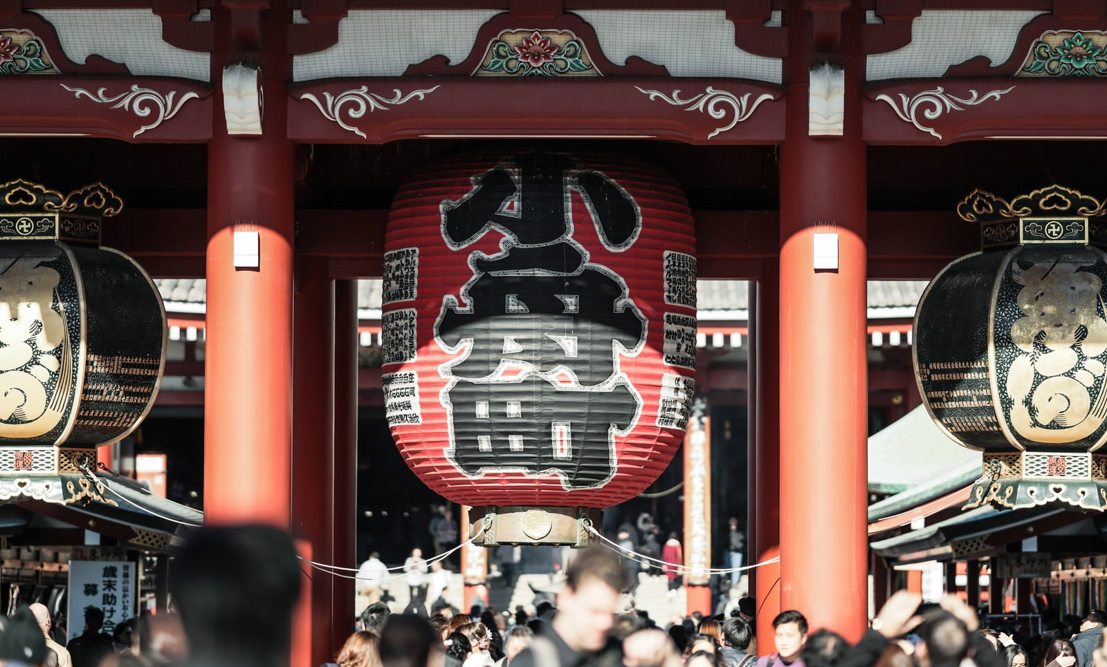 A scene showing the giant lantern and many worshippers in the grounds of Sensoji Temple