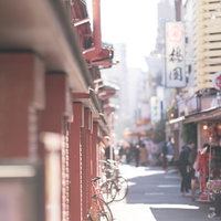 浅草の仲見世通り裏手の古い建物が立ち並ぶ横道の写真