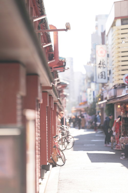 浅草の仲見世通り裏手の古い建物が立ち並ぶ横道