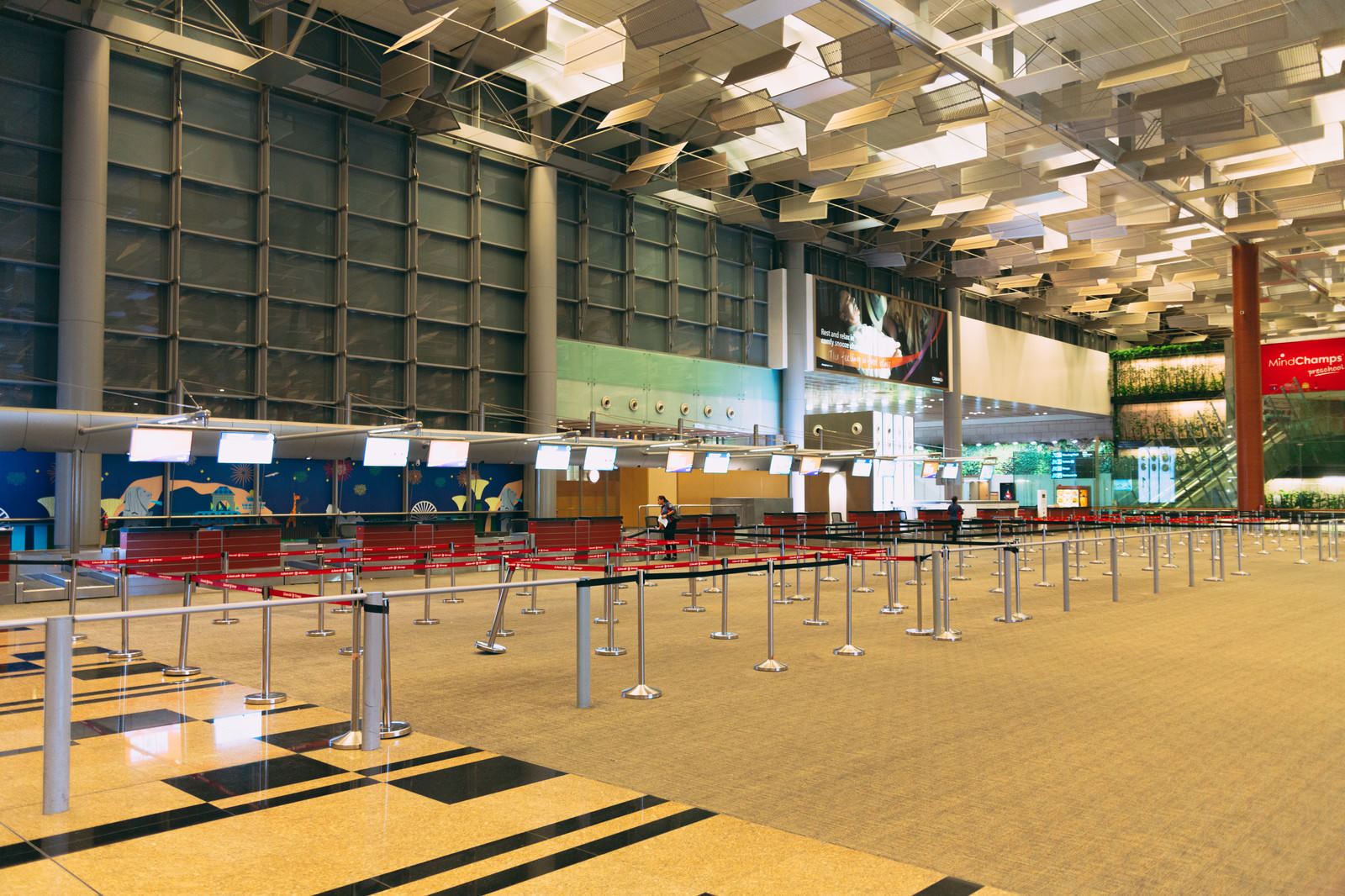 人がいない静かなシンガポール空港のターミナル内の様子