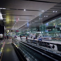 シンガポール空港ターミナル内の動く歩道（水平型エスカレーター）の写真