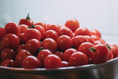 ボウルに盛られたミニトマト、新鮮で艶やかな赤い野菜