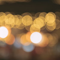 暖色系の電飾が生み出すライトアップの玉ボケの写真