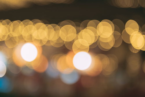 暖色系の電飾が生み出すライトアップの玉ボケ