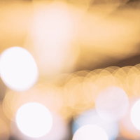 ライトアップの丸ボケで輝く暖色の光と夜景の背景の写真