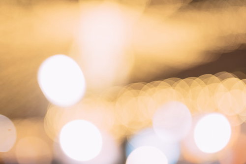 ライトアップの丸ボケで輝く暖色の光と夜景の背景