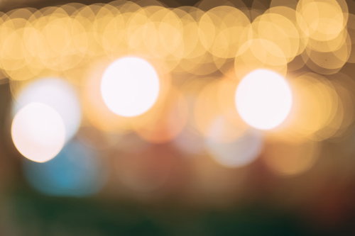 暖色のライトアップがボケて広がる光と夜間イルミネーション