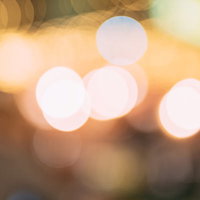 ボケたライトアップの温かみのある光が灯るイルミネーション背景の写真