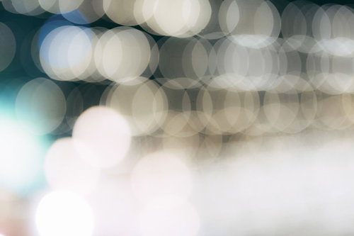 夜間の街明かりが映る丸ボケの光、暖かみのあるイルミネーション表現