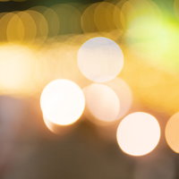 やわらかい暖色の光源によるイルミネーションのボケの写真