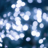 青白い光が丸くぼけた玉のようなライトアップの写真