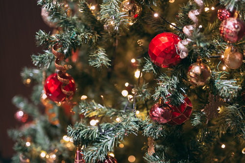 赤と金色のオーナメントで飾られたライトアップクリスマスツリー