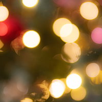クリスマスカラーの暖かな光が丸くボケた夜景の写真