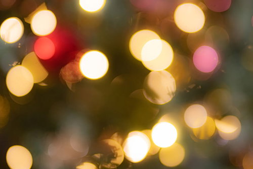 クリスマスカラーの暖かな光が丸くボケた夜景