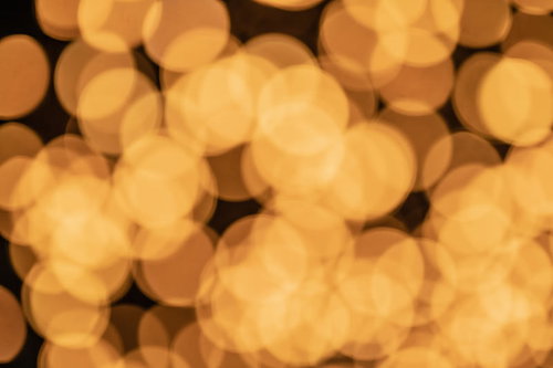 オレンジ色の玉ボケがライトアップで浮かぶ光景